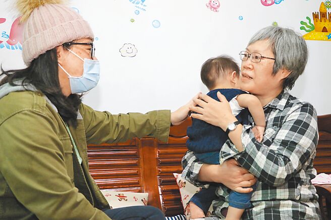衛福部力拚4月底前訂出訪視指引，同時開設更多訓練課程，提高訪視員敏感度。圖為新北居家托育媒合平台，讓有需要的家長能夠找到鄰近且可信任的保母。（新北市衛生局提供／葉德正新北傳真）