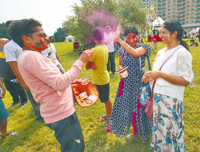 印度台北協會17日首度在台舉辦「侯麗節（Holi）」慶祝活動，印度人互相塗抹顏色祝福。（陳君瑋攝）