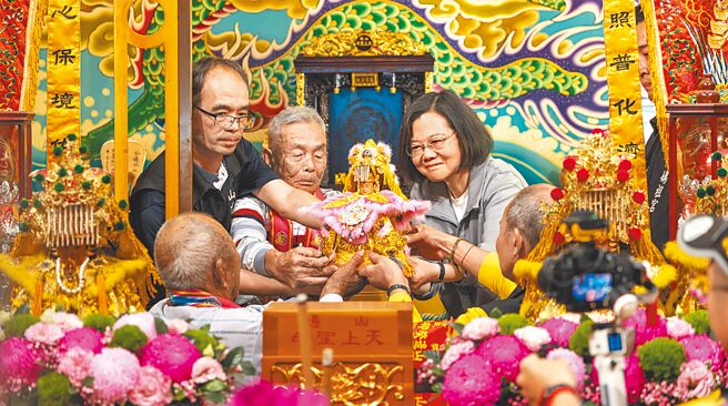 苗栗縣通霄鎮白沙屯拱天宮媽祖進香18日凌晨將起駕，蔡英文總統（右）17日到拱天宮參香。（總統府提供）