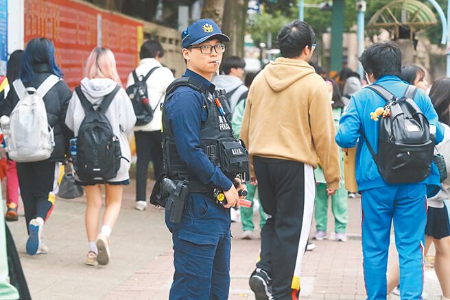 新北市警方在学校外加强巡逻。图为新闻示意图。（本报资料照片）