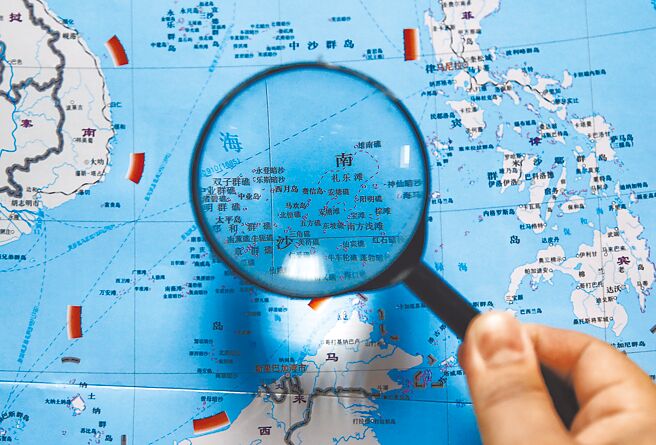 大陸海關總署17日公布一起「問題地圖」印刷品被查獲案例。圖為新出版的《中華人民共和國地圖》，海南島及南海諸島的地理關係及行政區劃變得更清晰了。（中新社）