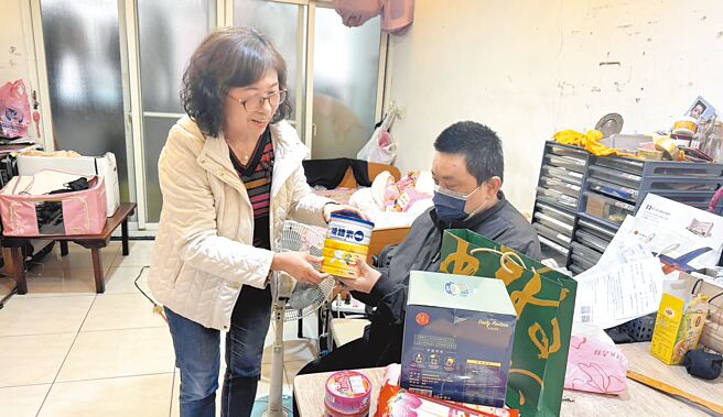 40余岁李姓男子（右）罹癌后生活陷入困顿，新北市社会局副局长许秀能（左）前往关心，希望他调养好身体。（新北市社会局提供／王扬杰新北传真）