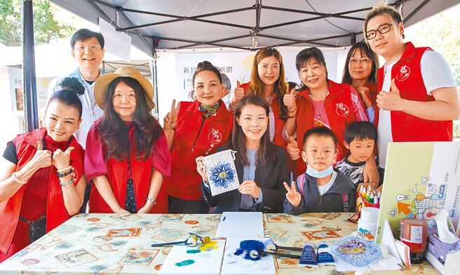 新竹写生日2024年迈入第10届，市府特别在17日的写生日这天举办写生日活动与文创市集，新竹市长高虹安（前左四）特别到场体验DIY拓印。（新竹市政府提供／陈育贤新竹传真）