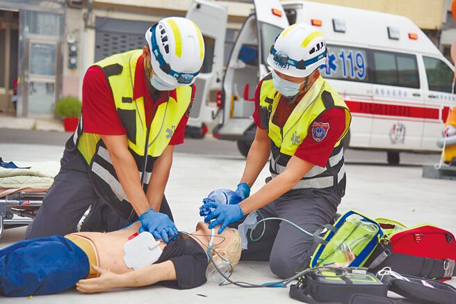 苗栗縣消防局統計，近3年來救護出勤量平均每年2.5萬出勤次數，且有逐年增高趨勢，其中民眾濫用救護車案件層出不窮，消防局盼民眾正確使用醫護資源，避免有需要的人錯失使用時機。（苗栗縣政府提供／李京昇苗栗傳真）