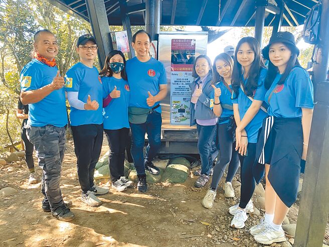 「亚洲形上背水队」会长苏进雄（左四）姊弟，发起捐设AED义行，目前在中、北、东部已完成架设35部。图中设置地点为大坑步道。（亚洲形上背水队提供／陈淑芬台中传真）