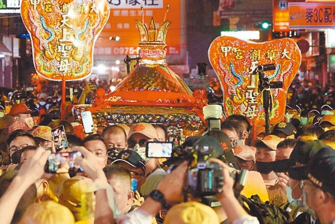 彰化警方17日指出，台中市大甲媽祖進香9天8夜遶境活動，將在4月5日起駕，預計4月6日通過彰化市「搶轎熱點」民生地下道，往年都發生「搶轎」衝突，彰化警方今年將加派逾3000名警力，維護治安。（本報資料照）