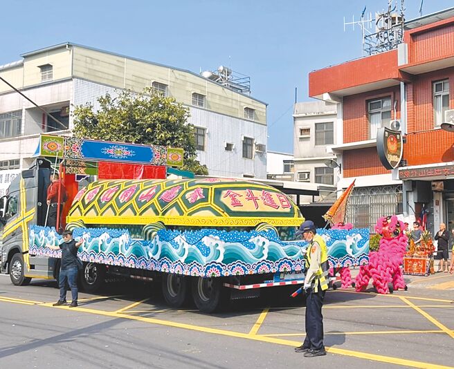 高雄市1名在环保公司任职的年轻女子日前在田寮区岗山头大南天福德祠连续掷出9个圣筊，赢得18公吨的大龟王（见图）。（民眾提供／林瑞益高雄传真）