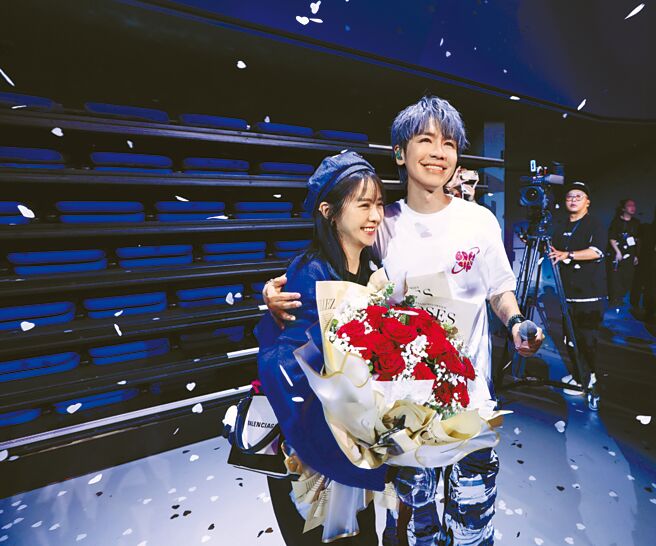 鼓鼓（右）17日在演唱會上向女友大元求婚成功。（相信音樂提供）