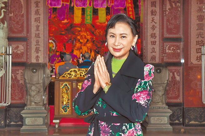 陳亞蘭日前重回《勇氣家族》拍攝地中壢天德宮感謝田都元帥庇佑，並祈求開播順利。（華視提供）