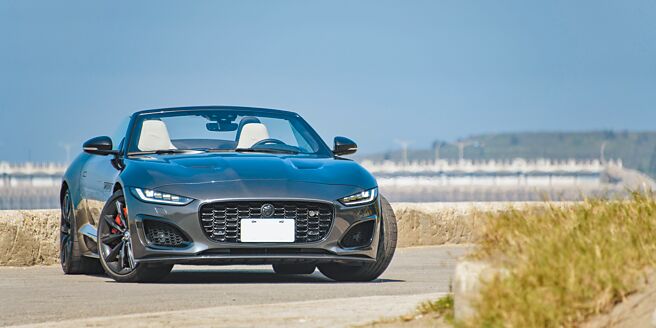 Jaguar F-TYPE R 75雙門和敞篷（見圖）兩種車型，售價皆為575萬元。  （陳大任攝）