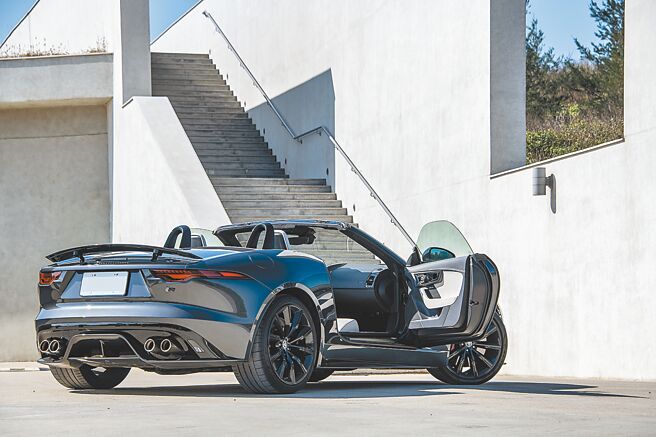 試駕車為Jaguar F-TYPE R 75獨特的Convertible車型，開棚後即享受不可錯認的豹仕咆哮。（陳大任攝）