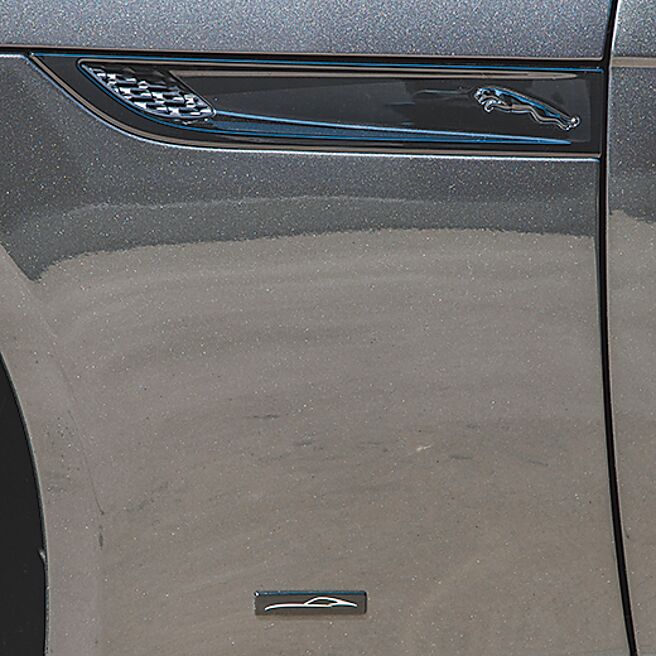 前葉子板下方有車型專屬徽飾。（陳大任攝）