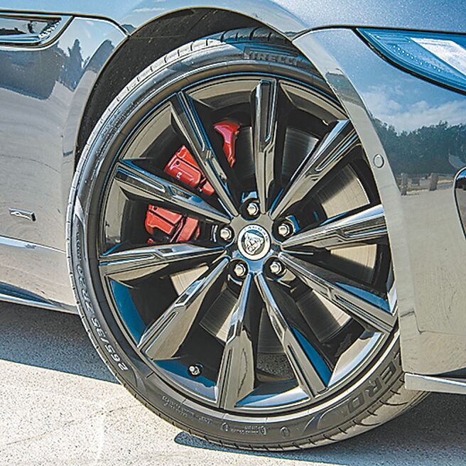 20吋10輻1066式亮黑色輪圈。（陳大任攝）