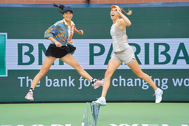 謝淑薇（左）跟梅騰絲奪冠後跳起來慶祝合照。（美聯社）