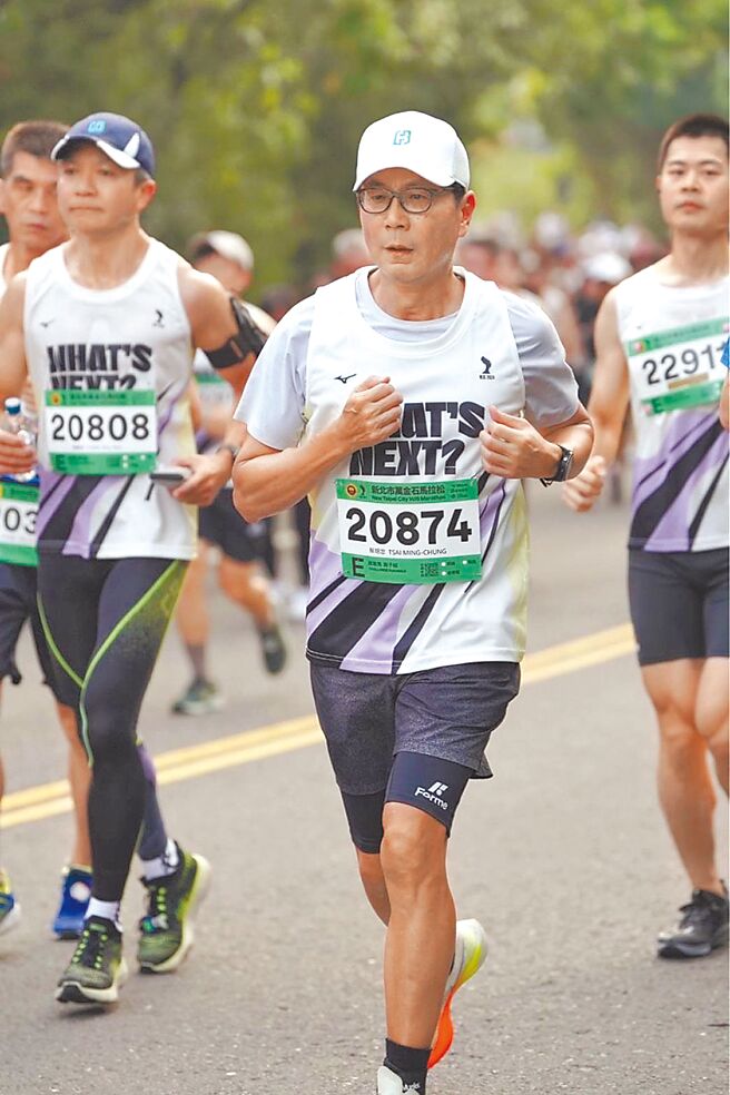 富邦集團董事長蔡明忠繼2023年底十度完賽台北馬拉松，並響應領樹行動，17日更首度參加新北市萬金石馬拉松賽事，力挺運動與永續精神。（富邦提供）
