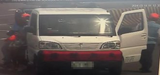 追白沙屯媽爆意外！香燈腳危坐客滿車斗轉彎狠摔掛彩