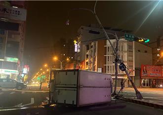貨車自撞分隔島翻覆再撞計程車  驚險畫面曝光