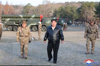 火力展示！ 金正恩指导可携带战术核弹头大型火箭炮射击训练