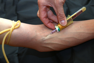 19歲男家中猝死！父整理遺物驚見8個月內賣血16次　嚴重貧血身亡