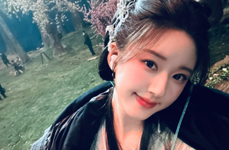 趙露思穿裸粉色長裙洩W曲線  甜美笑容化身森林系少女