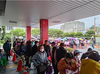 羅東「三月初三呷拜拜」訂桌 8旬嬤徹夜排近17個小時搶購