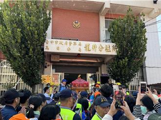 白沙屯媽祖鑾轎停駕龍井分駐所近10分鐘 員警又驚又喜