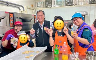 大園公所送暖育幼院 孩童回送餅乾融化鐵漢區長心