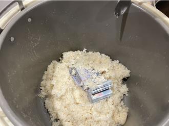 警破門攻堅抓賭 竟有人整疊千元鈔「埋進飯鍋」