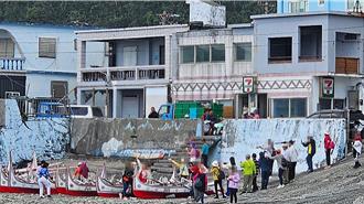 不尊重傳統文化！女遊客犯忌亂摸拼板舟 蘭嶼族人怒了