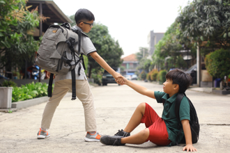 5歲認識好友一起長大 10年後驚覺「他是家人請的演員」