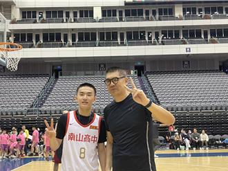 HBL明星球员对战偏乡学童 连胜文也上场奔驰