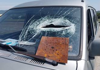 天外飞来铁片！砸穿挡风玻璃 台中女驾驶受伤送医