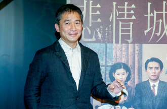 梁朝偉合照3鮮肉偶像社恐發作 尷尬臉、雙手爆筋全被拍