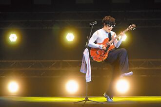 卢广仲红馆秀壮肌 狂粉追到机场索签