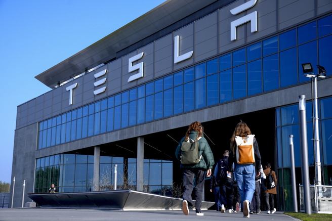 馬斯克曾得意聲稱，特斯拉可能創造了企業歷史上最多的百萬富翁員工。（圖/美聯社）