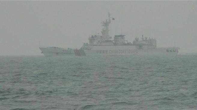 大陸海警16日出動4艘航艦編隊航入金門禁限制水域，海巡署派巡防艇平行監控，並廣播驅離。（圖／海巡署提供）