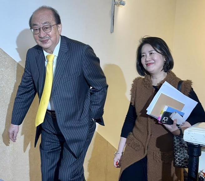 立法院会上周五下午质询首度「开天窗」，立法院长韩国瑜18日邀各党团总召讨论，民进党团由总召柯建铭（左）、干事长吴思瑶（右）为代表。（黄婉婷摄）