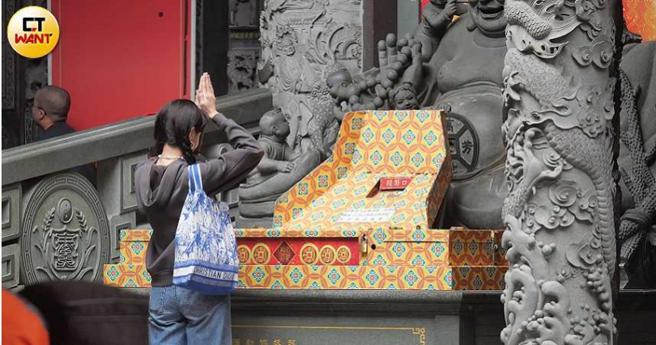 7離開寺廟前，郭源元還拜了彌勒佛並投錢求財運。（圖／本刊攝影組）