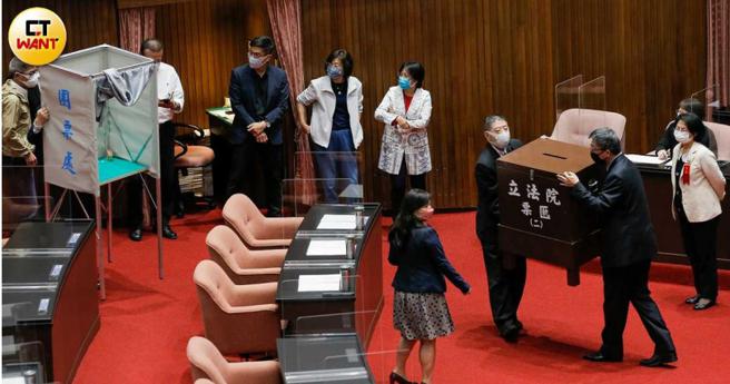 NCC委员中有4人在七月任期届满，依规定需在3个月前提出新的人选，经立法院同意后任命。图为立法院在2022年行使NCC委员人事同意权。（图／黄耀徵摄）