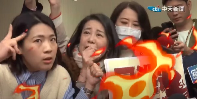 立法院卫环委员会18日开专案报告，国民党立委徐巧芯与民进党立委吴思瑶发生推挤，对于吴思瑶狂喊「我会受伤」，徐巧芯比出「阿达」手势。(截自中天新闻)