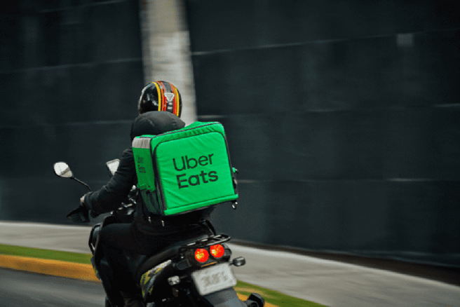 外送平台调查发现，超过一半外送员「有其他收入来源」。（Uber Eats提供）