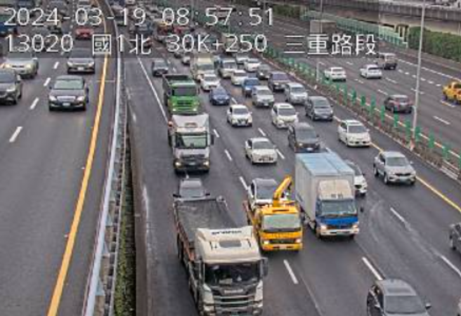 国道1号北上三重段「2车追撞」，车流紫爆仅15K。(翻摄高速公路1968)