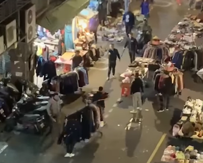 兩派人馬還攜帶球棒、電擊槍、木棍等器械，其中一人手指切割傷，另一人後腦勺有撕裂傷。（圖 / 民眾提供）