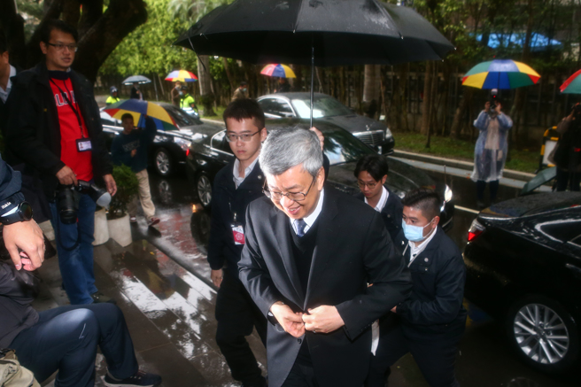 行政院長陳建仁19日赴立院備詢前受訪表示，關於電價調漲，仍在評估當中，會做很細緻的調整，對用電大戶會給比較高的電價，一般民眾用電的電價，會比較低。電價調整額度還需要精算，會讓台電電價調整兼顧民生物價和台電永續發展。（鄧博仁攝）