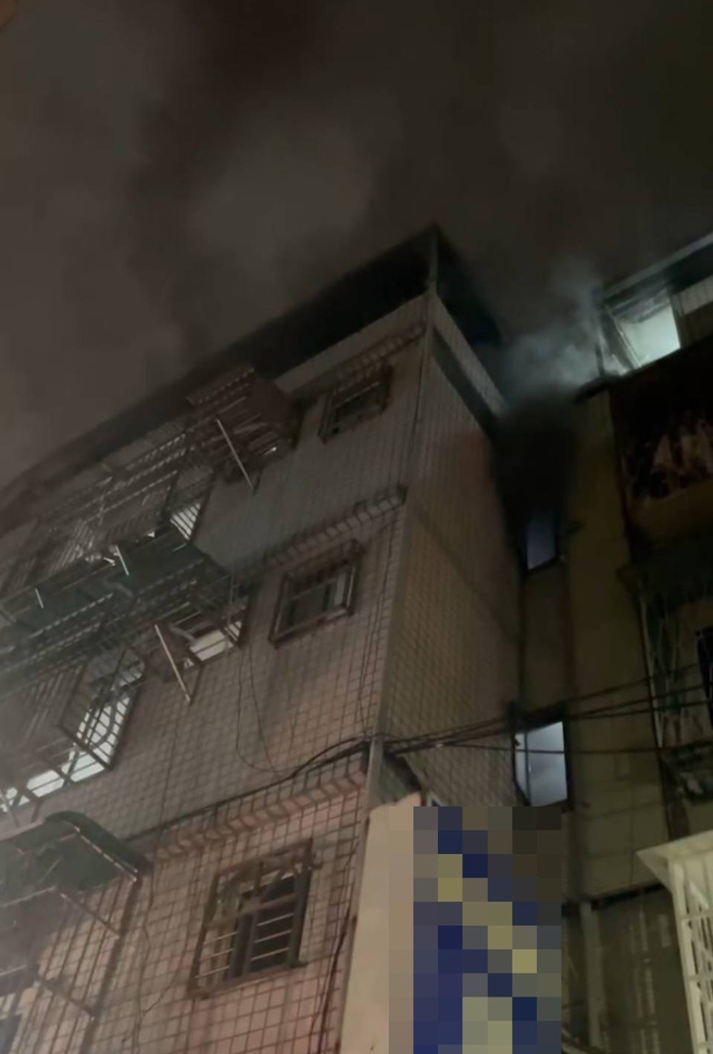 新北市三重區六張街一棟4層公寓的5樓加蓋鐵皮屋，今天清晨傳出火警。（圖 / 劉詠韻翻攝）