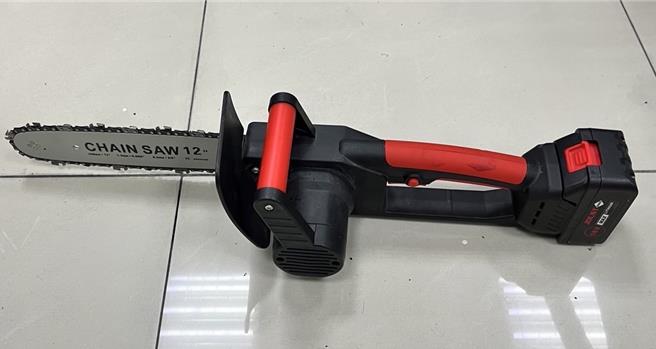 徐、陳等人大打出手，拿出刀棍及鏈鋸幹架。（警方提供）