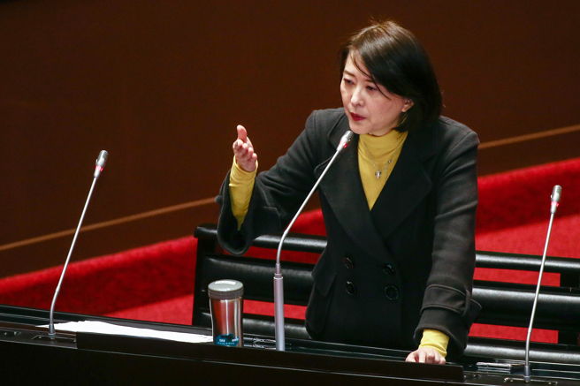 國民黨立委王鴻薇19日在立法院質詢，痛批某些立委唱名未到，卻甩鍋給韓國瑜，跟巨嬰一樣沒人通知就不會質詢。（鄧博仁攝）