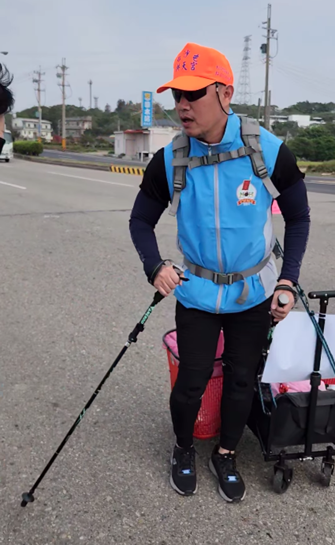 民眾看到男子拖着洗衣篮，还跑来问这是什么。(翻摄自白沙屯妈祖粉丝团 公开社团)