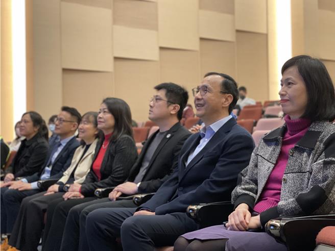 國民黨主席朱立倫（右二）今（19）出席第五屆驗光師年會。（文傳會提供）