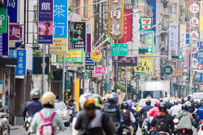一名男子近日觀察南北縣市發展，並分享自身看法。（示意圖，shutterstock／達志）
